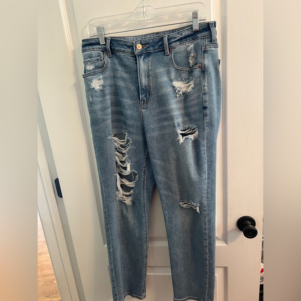 American Eagle Ripped mom jeans